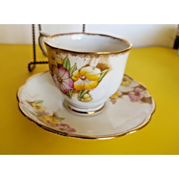 Vintage Royal Albert Tea Cup & Saucer Petunia Pattern 1930's - Picture 5 of 9